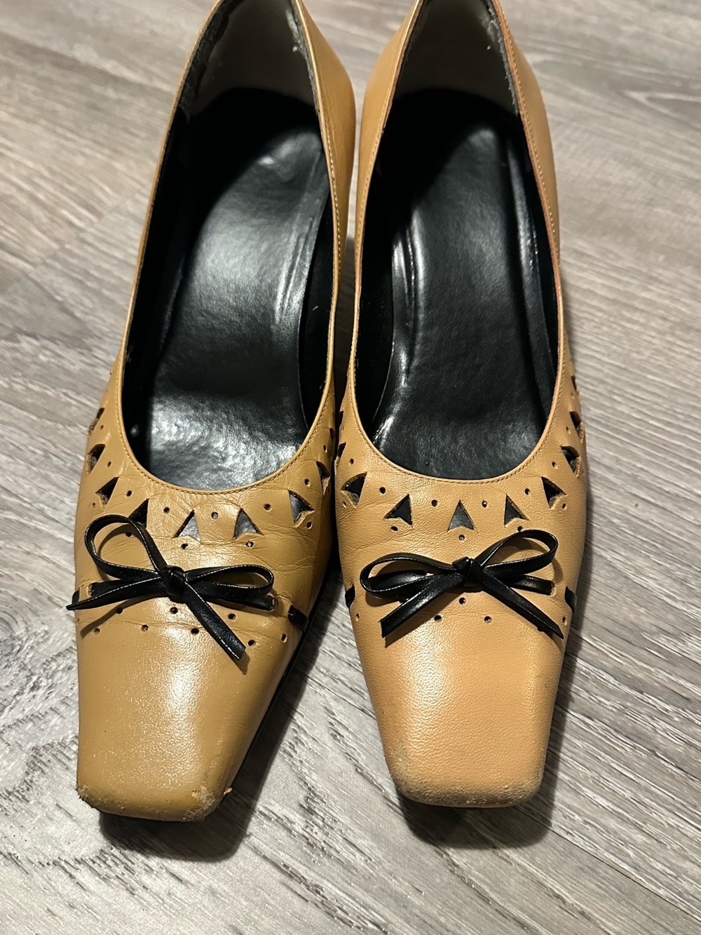 Women’s Tan Bow-Accent Leather Pumps